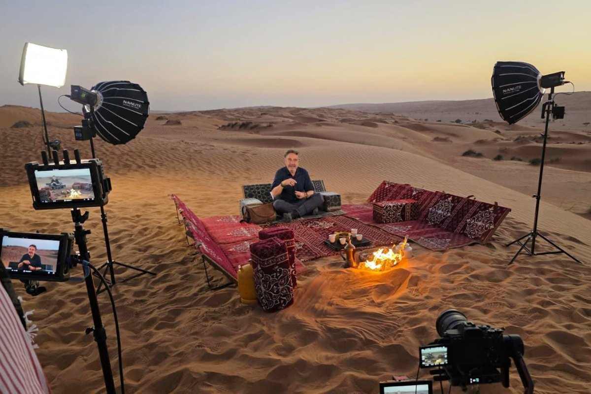 Mario Tozzi durante le riprese Tv nel deserto