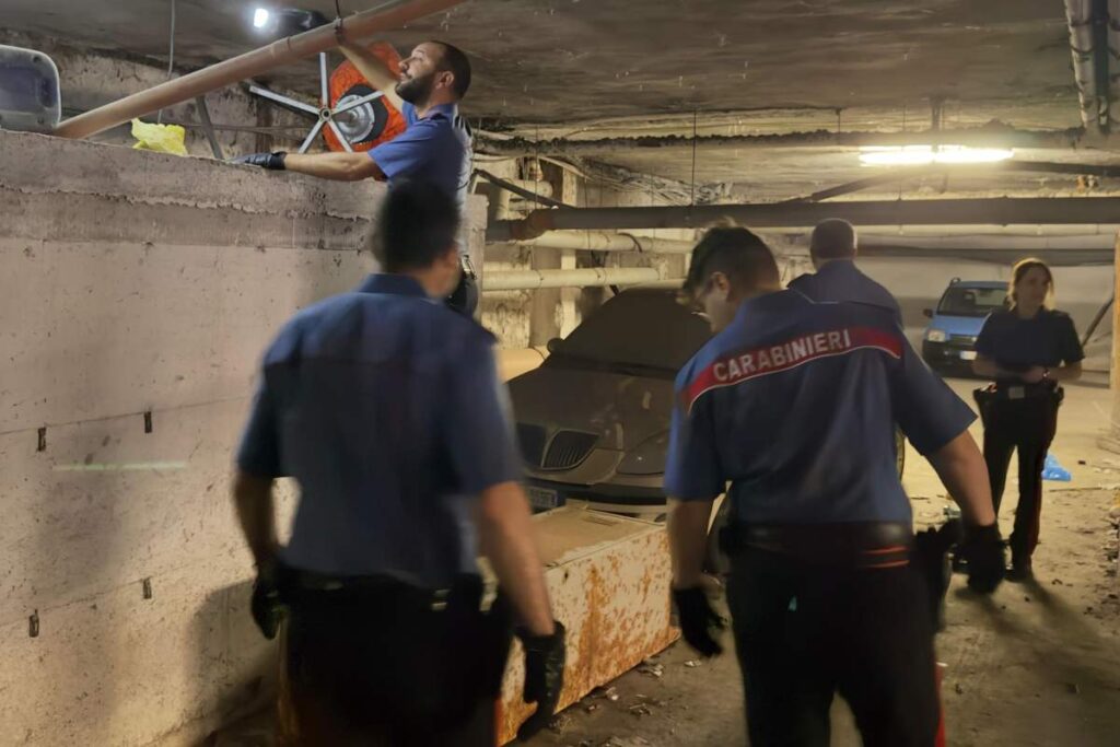 Carabinieri in un'operazione antidroga sul litorale romano