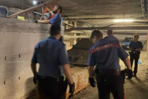 Carabinieri in un'operazione antidroga sul litorale romano
