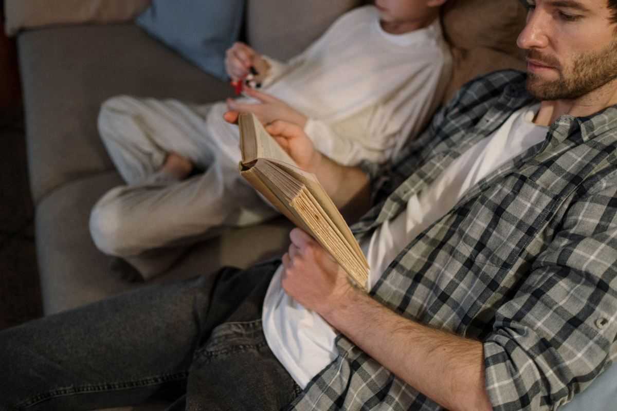 Padre e figlio sul divano, pexels cottonbro